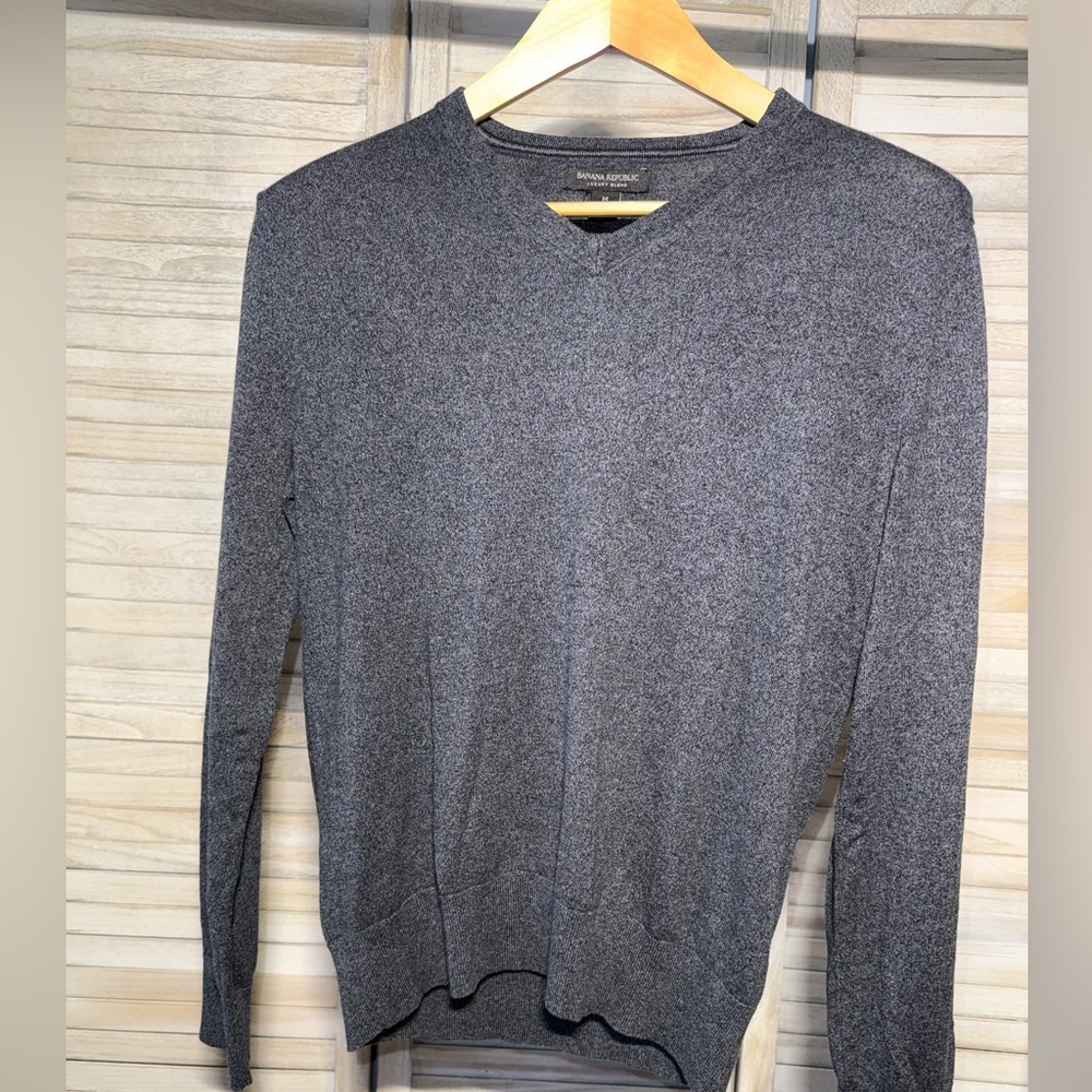 Banana Republic | Silk, Cotton, & Cashmere Blend | V-Neck Sweater in Charcoal